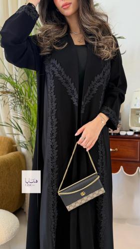 عباية الود بقماش كريب ملكي مع تدخيلات من كريب ايطا...