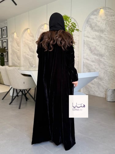 عباية نجود بليزر بقماش مخمل كوري مزين بورد شك اسود