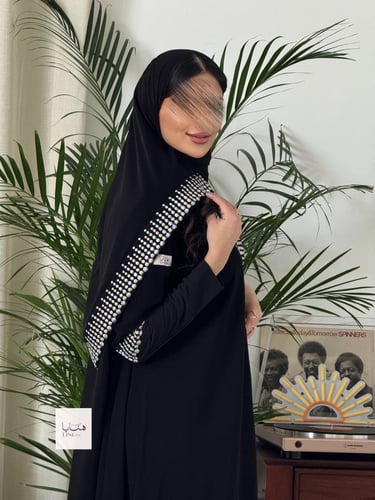 عباية الين بقماش كريب ملكي مع تطريز بيج و سماوي وك...