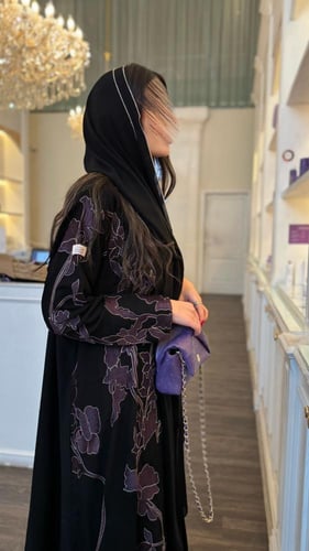 عباية مشاعر بقماش ملكي مطرز اسود تطريز موف