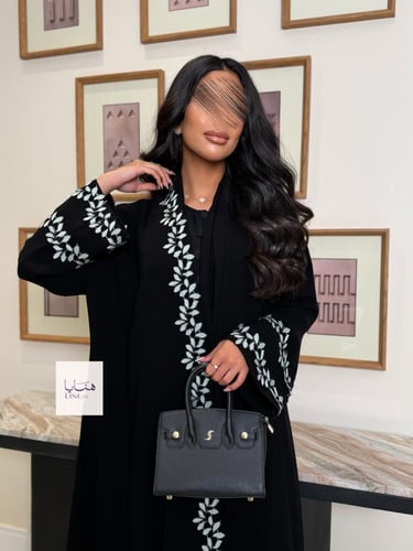 عباية الفاتنه بقماش كريب ملكي مزين بكلفه مطرزه تيف...