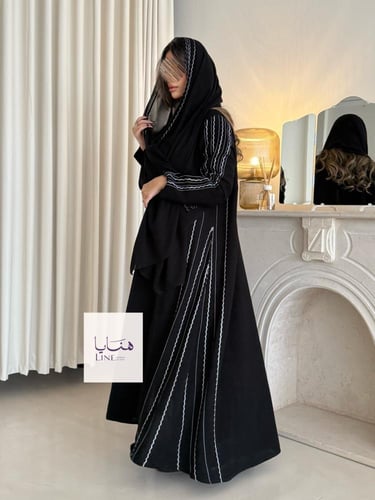 عباية نيفا نص كلوش قماش كريب نصف القمر اسود مع قيط...