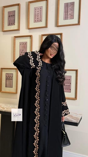 عباية الفاتنه بقماش كريب ملكي مزين بكلفه مطرزه ذهب...