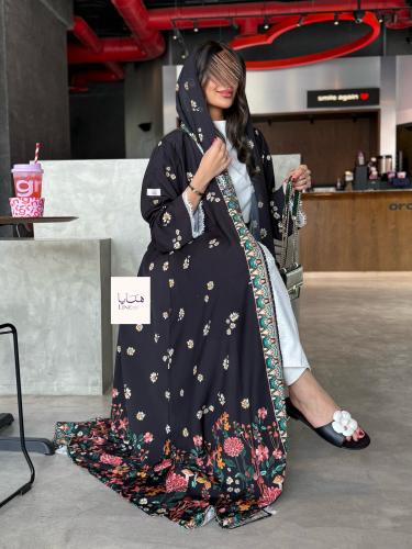 عباية نسمة بقماش حرير صيفي بارد اسود مع الوان