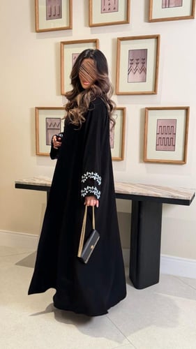 عباية الفاتنه بقماش كريب ملكي مزين بكلفه مطرزه سما...