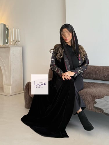 عباية هاله بقماش مخمل مع روكاما مطرز عنابي