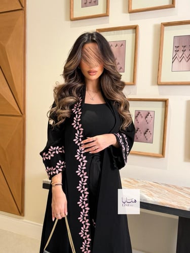 عباية الفاتنه بقماش كريب ملكي مزين بكلفه مطرزه ورد...