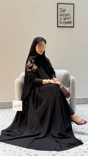 عباية نوف بقماش بلاك بيري مع طبقه شيفون قصه فراشه...