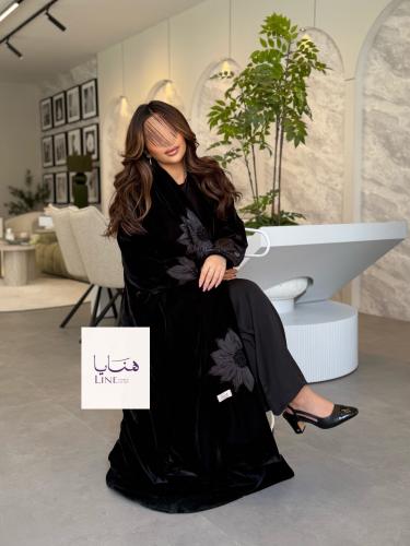 عباية نجود بليزر بقماش مخمل كوري مزين بورد شك اسود