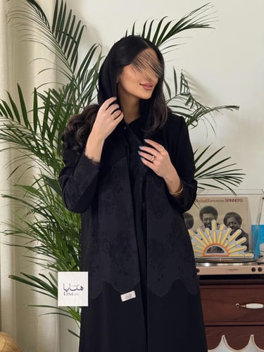 عباية بليزر وصوف بقماش كريب رموش تدخيلات دانتيل مط...