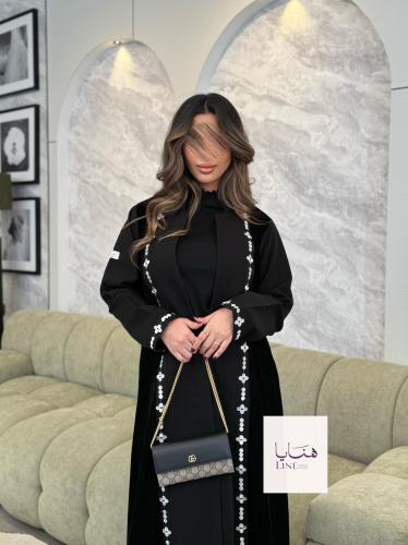 عباية لومينا مخمل كوري مع كتان تطريز ابيض