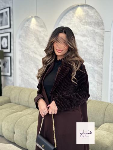 عباية هيلينا بقماش جوخ مع جاكيت مخمل متصل بني