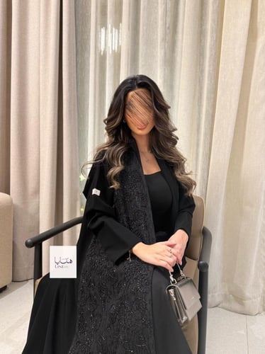 عباية انسام بقماش كريب سيراميك مع جهه شك اسود