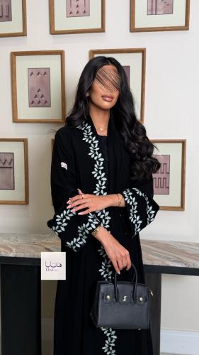 عباية الفاتنه بقماش كريب ملكي مزين بكلفه مطرزه تيف...