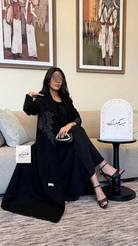 عباية ألق بليزر قماش رموش مزينه بتطريز وشك اسود