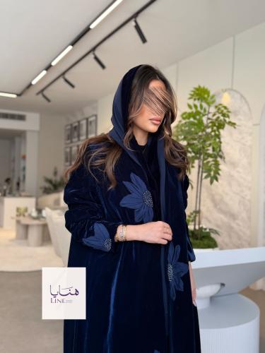 عباية نجود بليزر بقماش مخمل كوري مزين بورد شك كحلي