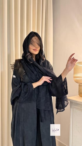 عباية رتاج بقماش حرير تركي تدخيلات دانتيل مع طرحه...