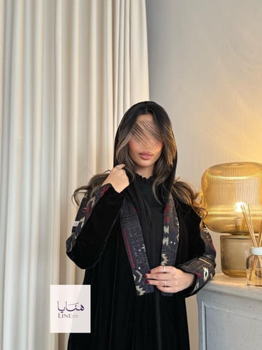 عباية هاله بقماش مخمل مع روكاما مطرز عنابي