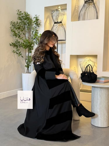 عباية شيهانه بقماش كريب باربي مع مخمل اسود
