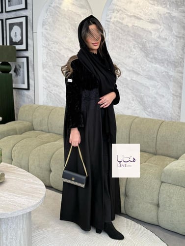 عباية لورين مخمل كوري مكسر مع كريب باربي مزين بدان...