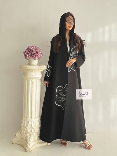 عباية توكل بقماش كريب كتان اسود مطرز