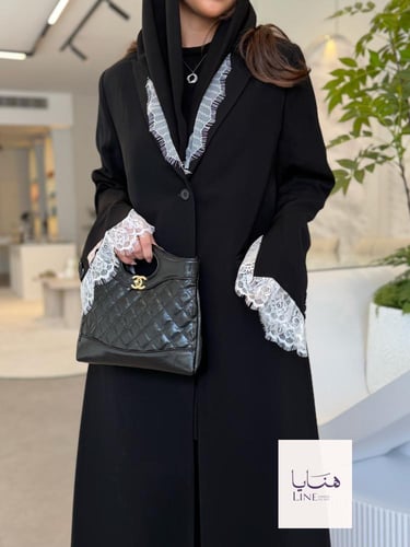 عباية جادي بلايزر بقماش كريب ايطالي اسود مع دانتيل...