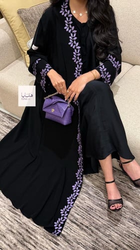 عباية الفاتنه بقماش كريب ملكي مزين بكلفه مطرزه بنف...