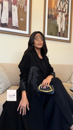 عباية ألق بليزر قماش رموش مزينه بتطريز وشك اسود