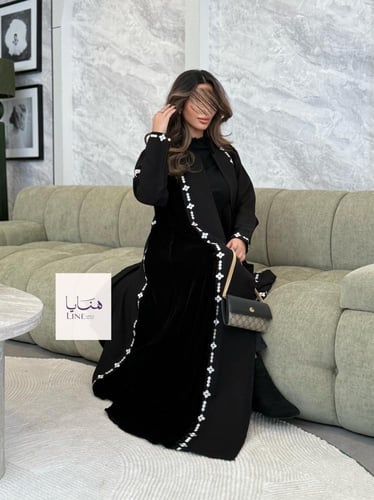 عباية لومينا مخمل كوري مع كتان تطريز ابيض