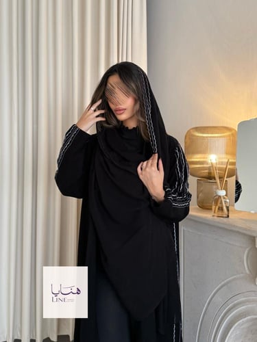 عباية نيفا نص كلوش قماش كريب نصف القمر اسود مع قيط...