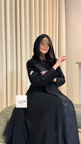 عباية رفال بقماش كريب ملكي مع دانتيل بالامام واعلى...