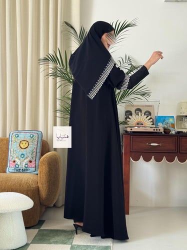 عباية الين بقماش كريب ملكي مع تطريز بيج و سماوي وك...