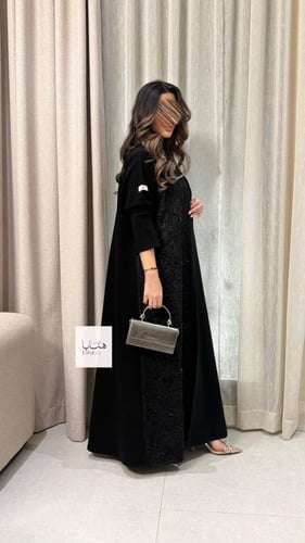 عباية انسام بقماش كريب سيراميك مع جهه شك اسود