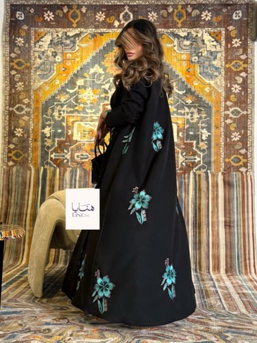 عباية هتون بقماش كريب كتان تطريز ورد