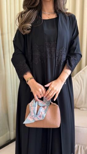 عباية نسيم بقماش كريب احساس مزينه بكلفه مع فستان د...