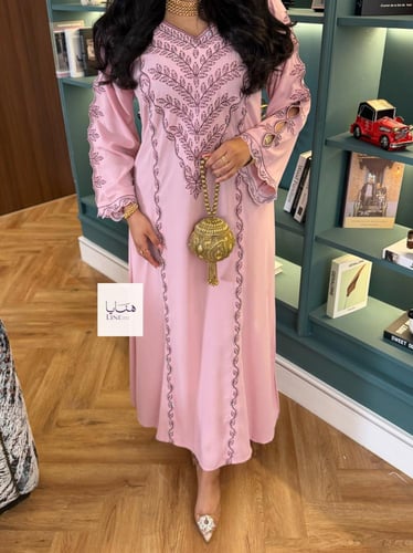 جلابية مرام قماش ناعم تطريز وردي مع اسواره مخرمه و...