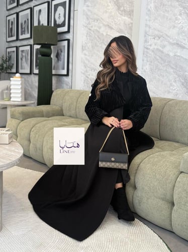 عباية هيلينا بقماش جوخ مع جاكيت مخمل متصل اسود
