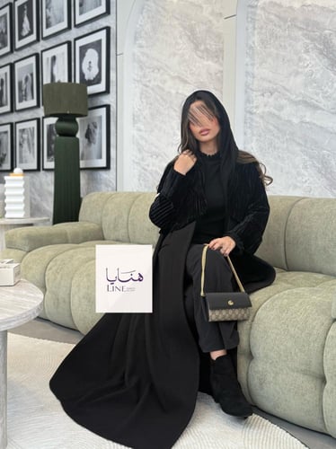 عباية هيلينا بقماش جوخ مع جاكيت مخمل متصل اسود