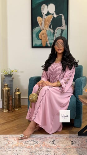 جلابية مرام قماش ناعم تطريز وردي مع اسواره مخرمه و...