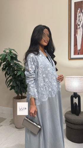 عباية دلع بقماش روز صيفي مع دانتيل مزين بهدب سماوي