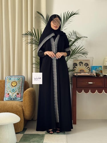 عباية الين بقماش كريب ملكي مع تطريز بيج و سماوي وك...