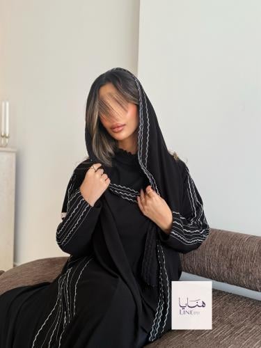عباية نيفا نص كلوش قماش كريب نصف القمر اسود مع قيط...