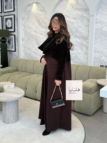 عباية هيلينا بقماش جوخ مع جاكيت مخمل متصل بني