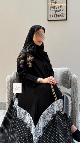 عباية وله نص كلوش بقماش كريب ملكي مع شيفون منقط دا...