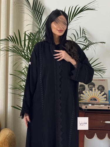 عباية نهال نص كلوش بقماش بلاك بيري مزين بكلفه وهدب