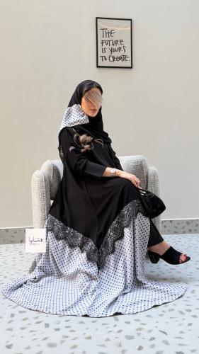 عباية وله نص كلوش بقماش كريب ملكي مع شيفون منقط دا...