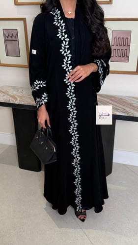 عباية الفاتنه بقماش كريب ملكي مزين بكلفه مطرزه تيف...