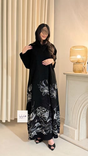 عباية زاهيه بقماش كريب سرميك تطريز اسفل العباية اس...