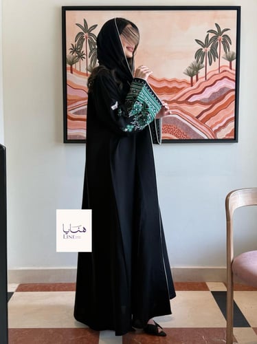 عباية رفعة بقماش كريب كتان بكم مطرز