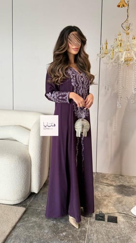 جلابية منيفه قماش ناعم تطريز فضي بالامام والاكمام...